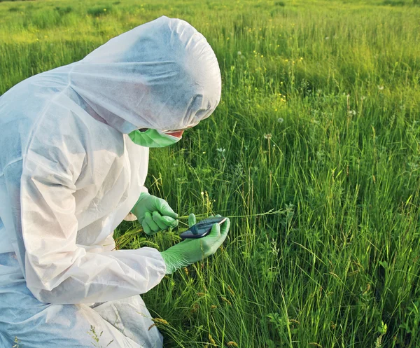 Cientista de uniforme de risco biológico no terreno — Fotografia de Stock