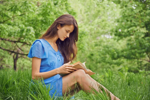 Donna legge libro nel parco estivo — Foto Stock