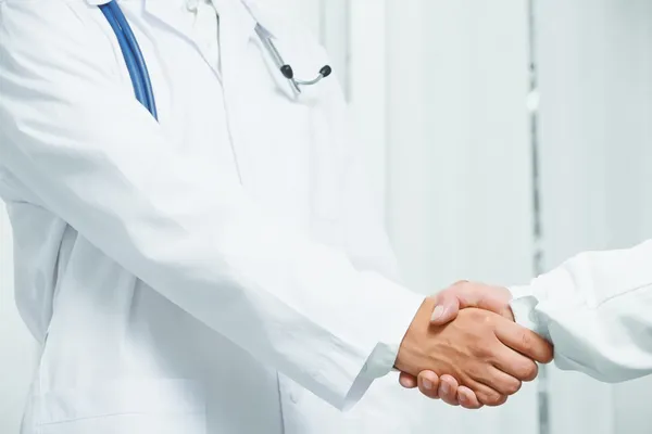 Doctor shakes hand with another doctor — Stock Photo, Image