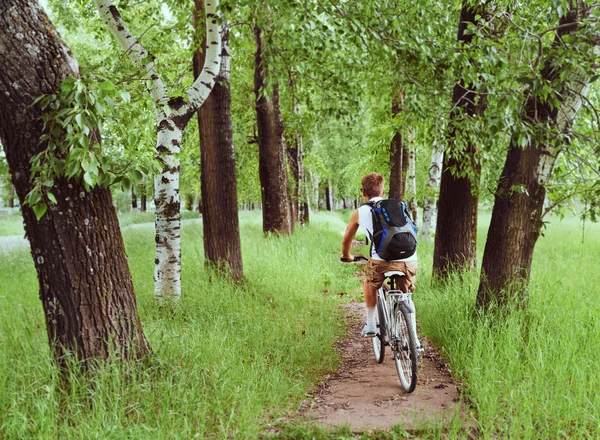 Человек едет на велосипеде — стоковое фото