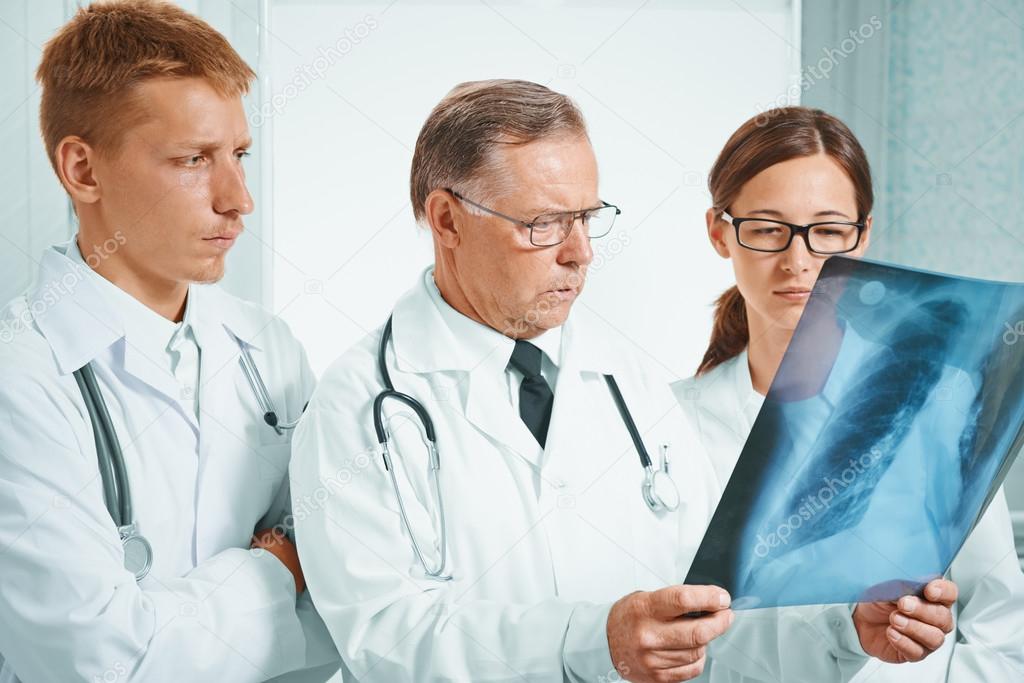 Resultado de imagem para fotos e imagens de médicos