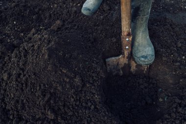 adam bir çukur kazıyor