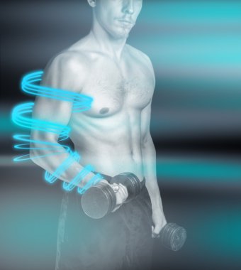 adam dumbbells ile çalışmaları yapan