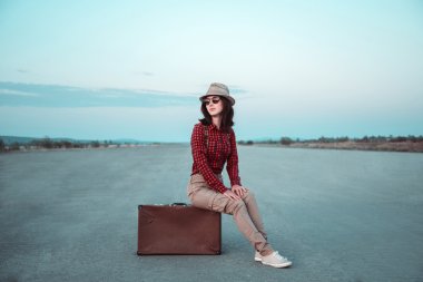 kadın oturuyor retro çanta