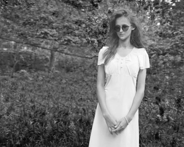 kadın parkta, tek renkli