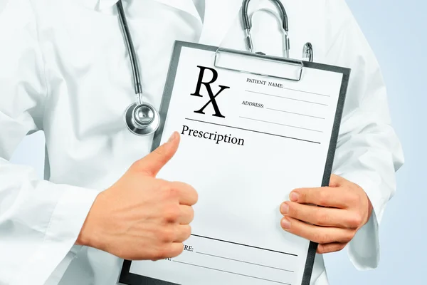 Uomo medico con prescrizione di carta — Foto Stock