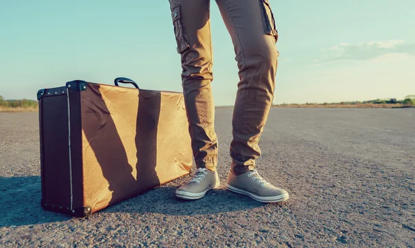 Reisender steht in der Nähe des Koffers — Stockfoto