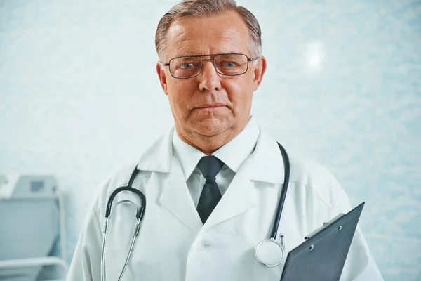 Retrato de médico mais velho — Fotografia de Stock