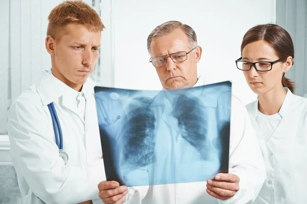 Les médecins examinent l'image radiographique des poumons — Photo