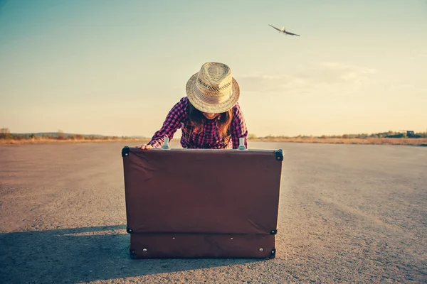 Traveler with suitcase — Stock Photo, Image