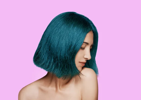 Mulher com penteado azul — Fotografia de Stock