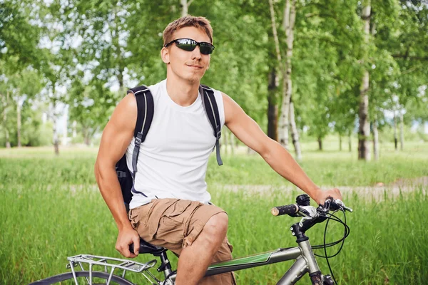 Ciclista sorridente in bicicletta — Foto Stock