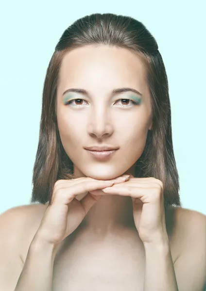 Vacker kvinna med ljusa make-up — Stock fotografie