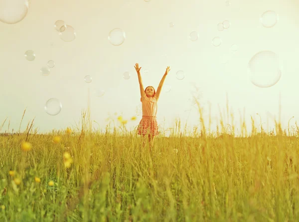 Щаслива дівчина серед мильних бульбашок — стокове фото