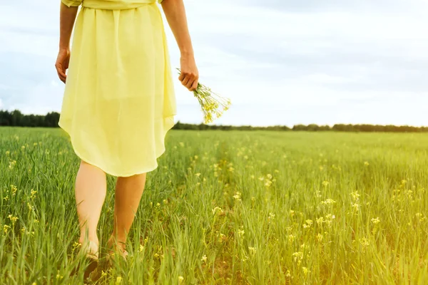 Женщина с букетом полевых цветов — стоковое фото