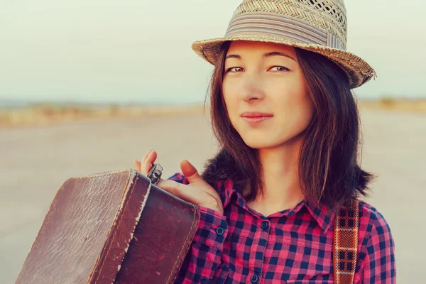 Frau mit Vintage-Koffer — Stockfoto