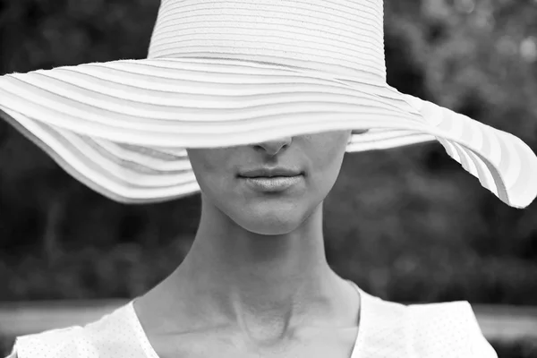 Женщина в модной шляпе — стоковое фото