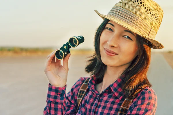 Vrouw met verrekijker — Stockfoto