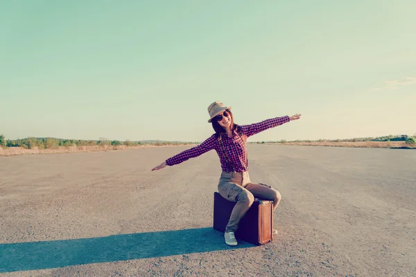 Traveler womanmakes a gesture of flight — Stock Photo, Image