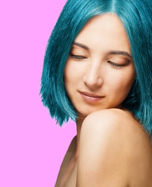 çekici kadın mavi saç modeli