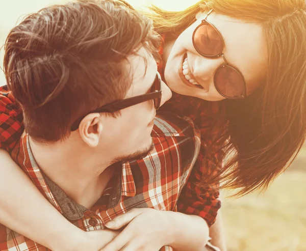 Mujer abraza al hombre — Foto de Stock