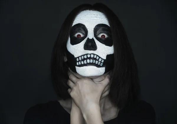 Gruselige Frau mit Totenkopf-Make-up — Stockfoto