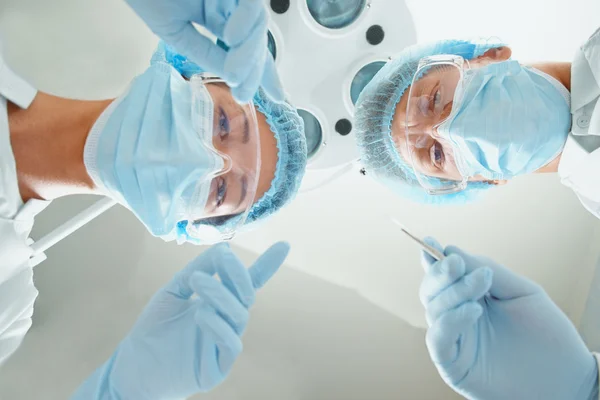 Two surgeons in operating room — Stock Photo, Image