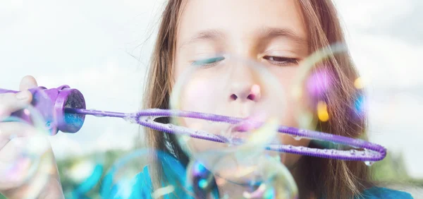 Ragazza soffiando bolle di sapone — Foto Stock