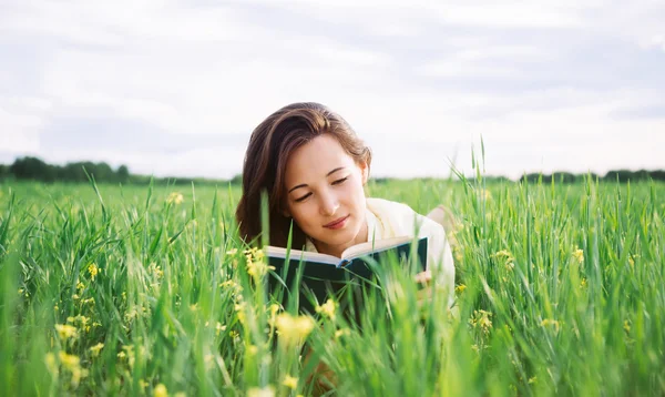 Vrouw leest boek — Stockfoto