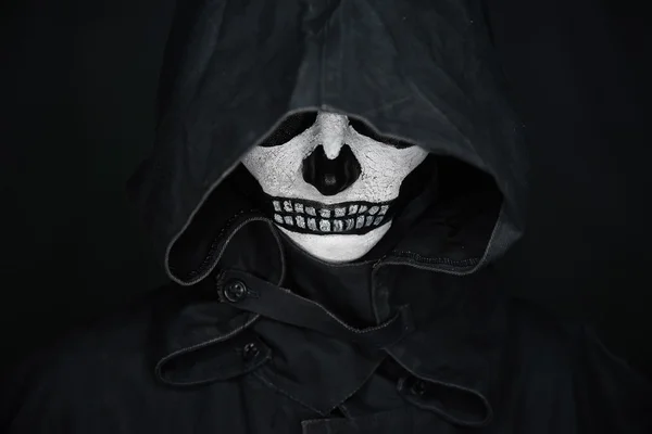 Mensch mit Totenkopf-Make-up in Kapuze — Stockfoto