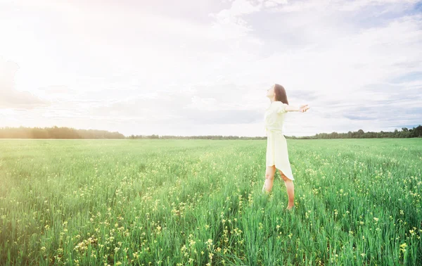 Femme dans la prairie de fleurs — Photo