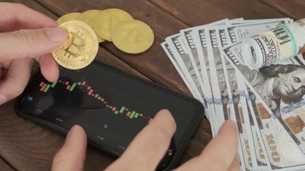 Investerare analyserar cryptocurrency kurs diagrammet. — Stockvideo