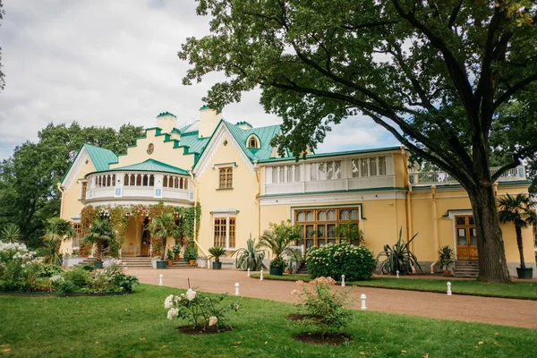 Casa de campo Palacio para la familia del emperador Nikolai Pavlovich, arquitecto A.A. Menelas. —  Fotos de Stock