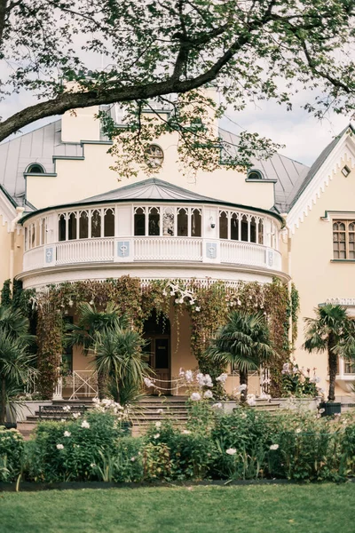 Jardín y entrada principal a la casa de campo en Alexandria Park, arquitecto A. A. Menelas. —  Fotos de Stock