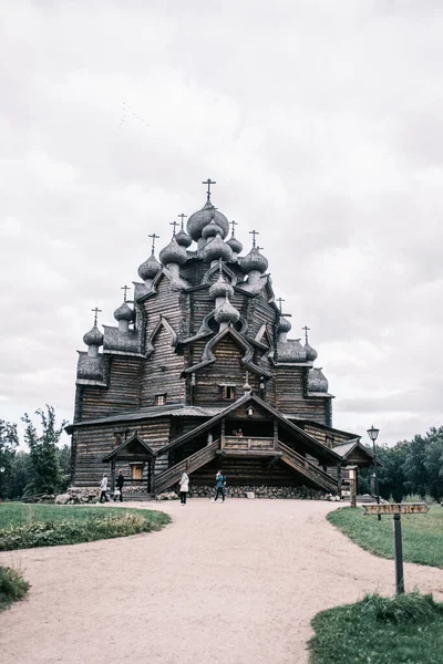 Wooden orthodox Pokrovskaya church. The temple is a copy of the Intercession Church. Construction completed in 2008. — Stock Photo, Image