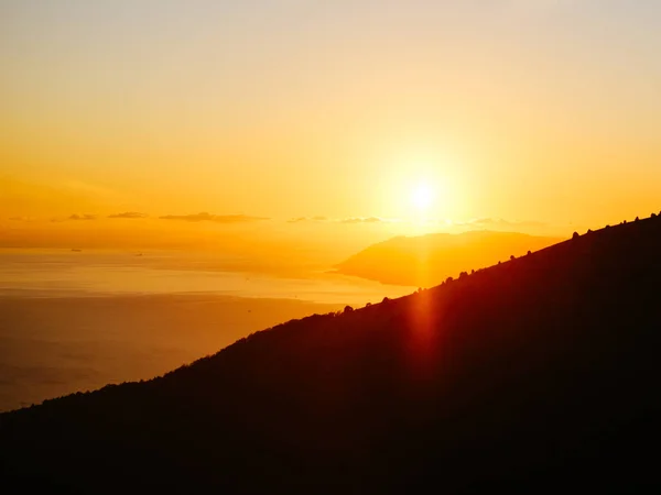 Gün batımlı manzara. Parlak güneş. — Stok fotoğraf