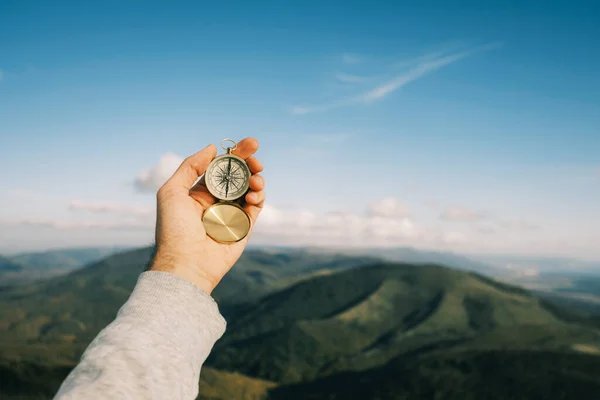 Boussole vintage sur fond de ciel bleu et de montagnes. — Photo