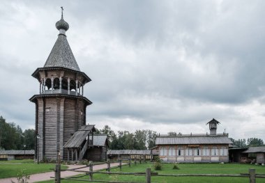 Nizhne Çan Kulesi 'nin yeniden inşası - Vologda Eyaleti' nin Uftyugsky Pogost 'u ve yemekhanesi.