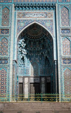 Katedral Camii. Mimari elementler. Cami 'nin ana girişinin önünde..