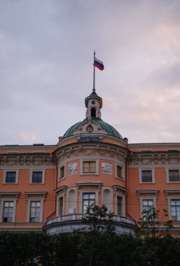 Saati ve Rusya Federasyonu bayrağıyla Aziz Michaels Kalesi..