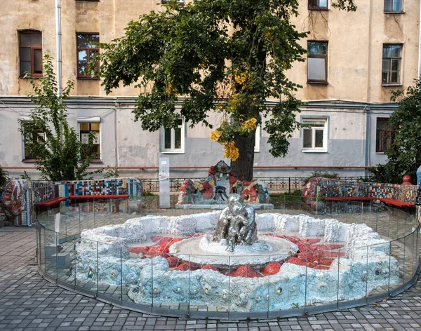 Mosaik fontän på gården till Minor Academy of Art. Författare V.V. Lubenko Ordförande. — Stockfoto