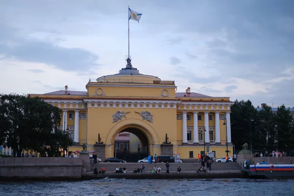 Admiralty building facade from the Admiralteyskaya embankment at sunset. — Stock Photo, Image