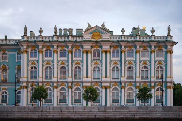 Windows and Statues adorning the Winter Palace from the side of the Dvortsovaya Embankment. — Stock Photo, Image