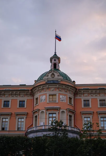 Saati ve Rusya Federasyonu bayrağıyla Aziz Michaels Kalesi..