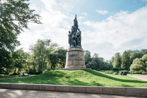 Monument över Krasnodons hjältar. Installerades 1956. Arkitekt V. D. Kirkhoglani. — Stockfoto