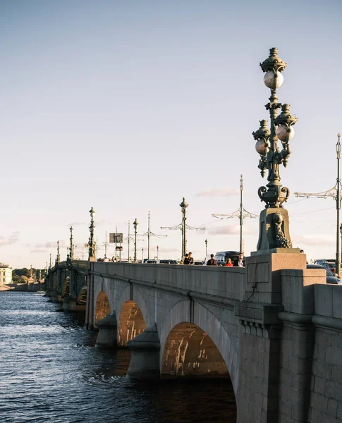 Η γέφυρα Trinity Bridge διασχίζει τον ποταμό Neva το ηλιοβασίλεμα. Αντικείμενο πολιτιστικής κληρονομιάς της Ρωσίας. Εικόνα Αρχείου