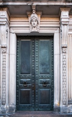 Aslan başı şeklinde sapı olan antik demir bir kapı..