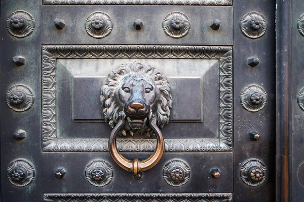 Zbliżenie vintage żelaza klamka w kształcie głowy lwa. — Zdjęcie stockowe