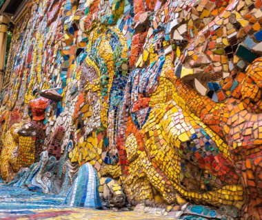 Küçük Sanat Akademisi 'nin avlusundaki mozaik duvar. Yazar V.V. Lubenko. Mozaiğin çeşitli unsurları üzerine seçici odak.