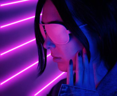 Pembe gözlüklü, neon ışıklı güzel bir kadının portresi..